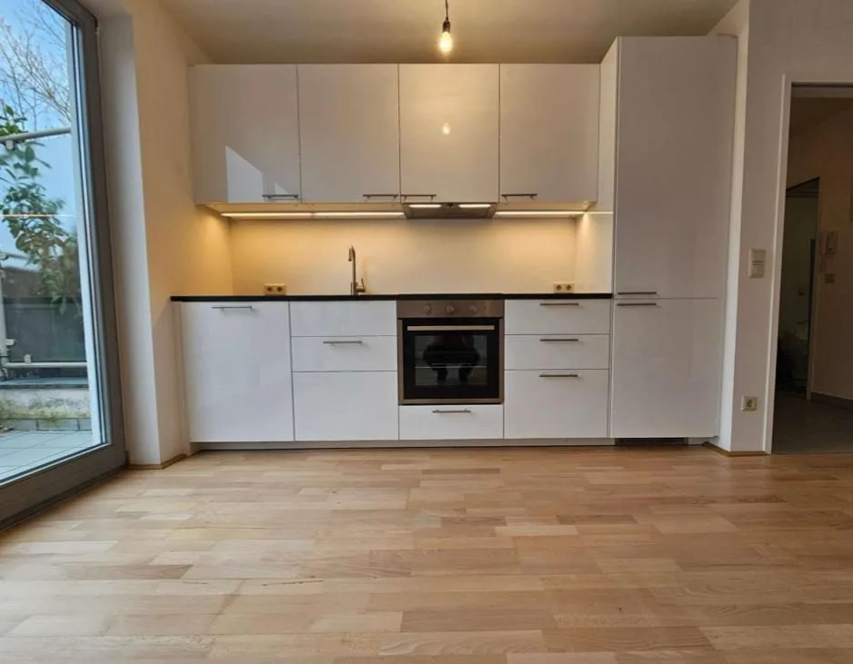 Weiße Küchenzeile mit Hochschrank und Unterbauleuchte