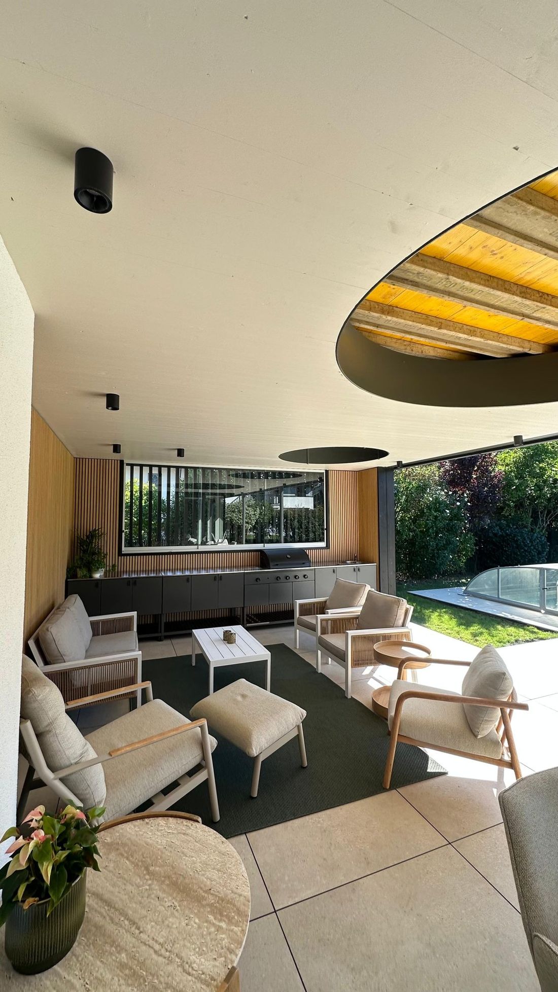 Outdoorküche mit Grill unter einer Terrassenüberdachung