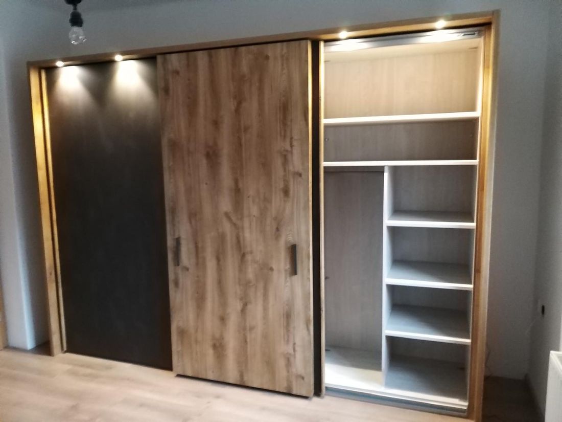 Schiebetürenschrank mit Beleuchtung und offener Innenaufteilung