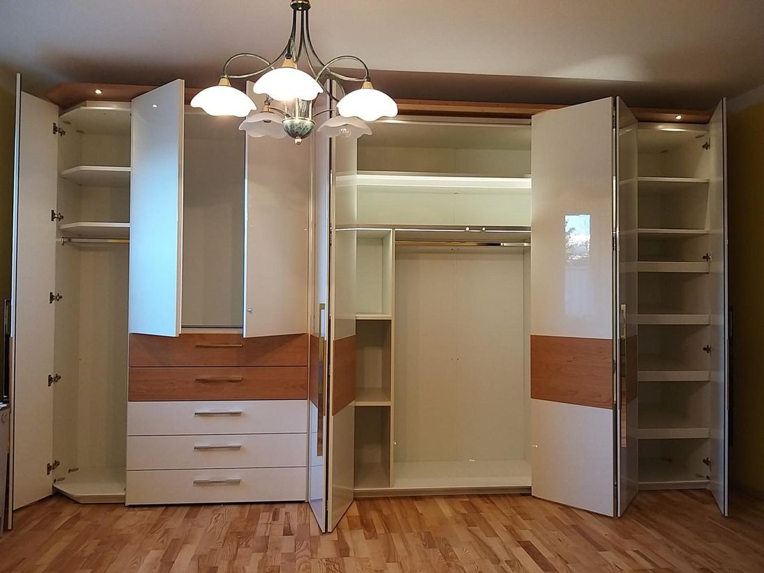 Großer Kleiderschrank geöffnet mit Innenausstattung