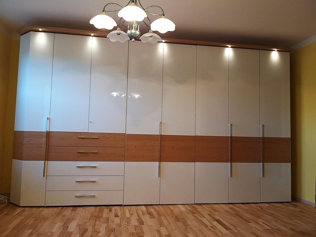 Kleiderschrank in Weiß und Kirsche mit Kranzbeleuchtung