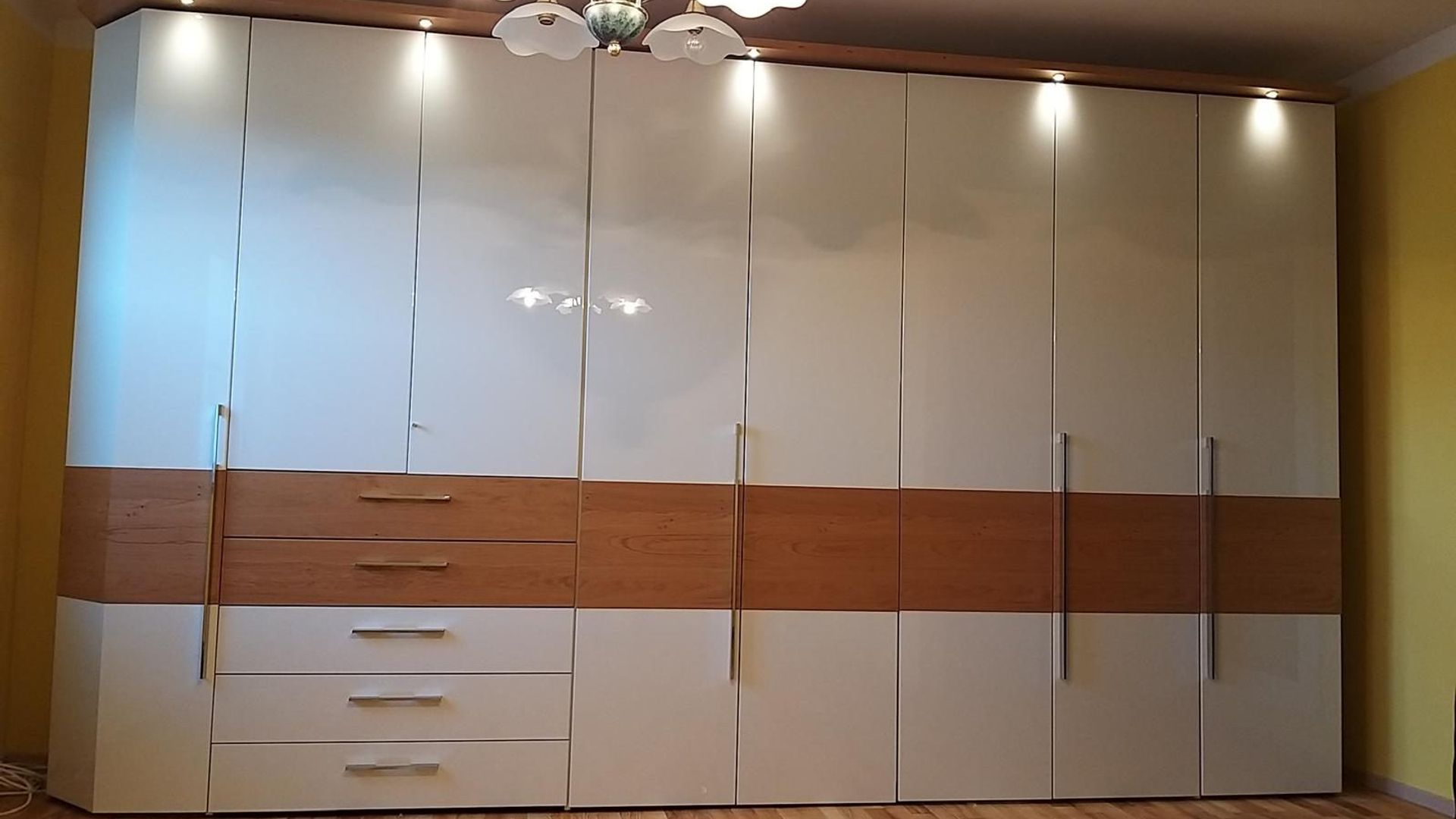 Kleiderschrank in Weiß und Kirsche mit Kranzbeleuchtung