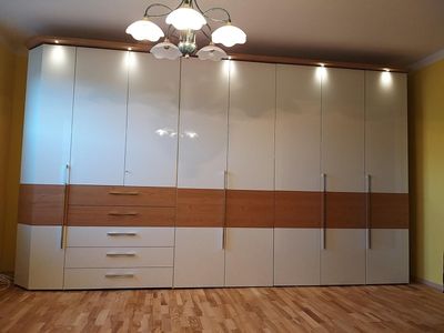 Kleiderschrank in Weiß und Kirsche mit Kranzbeleuchtung