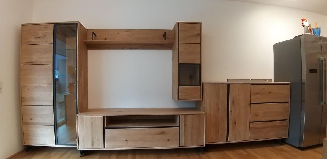 Wohnwand aus Eiche mit Vitrine und Sideboard