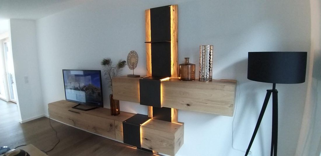 Beleuchtete Wohnwand aus Eiche und Metall