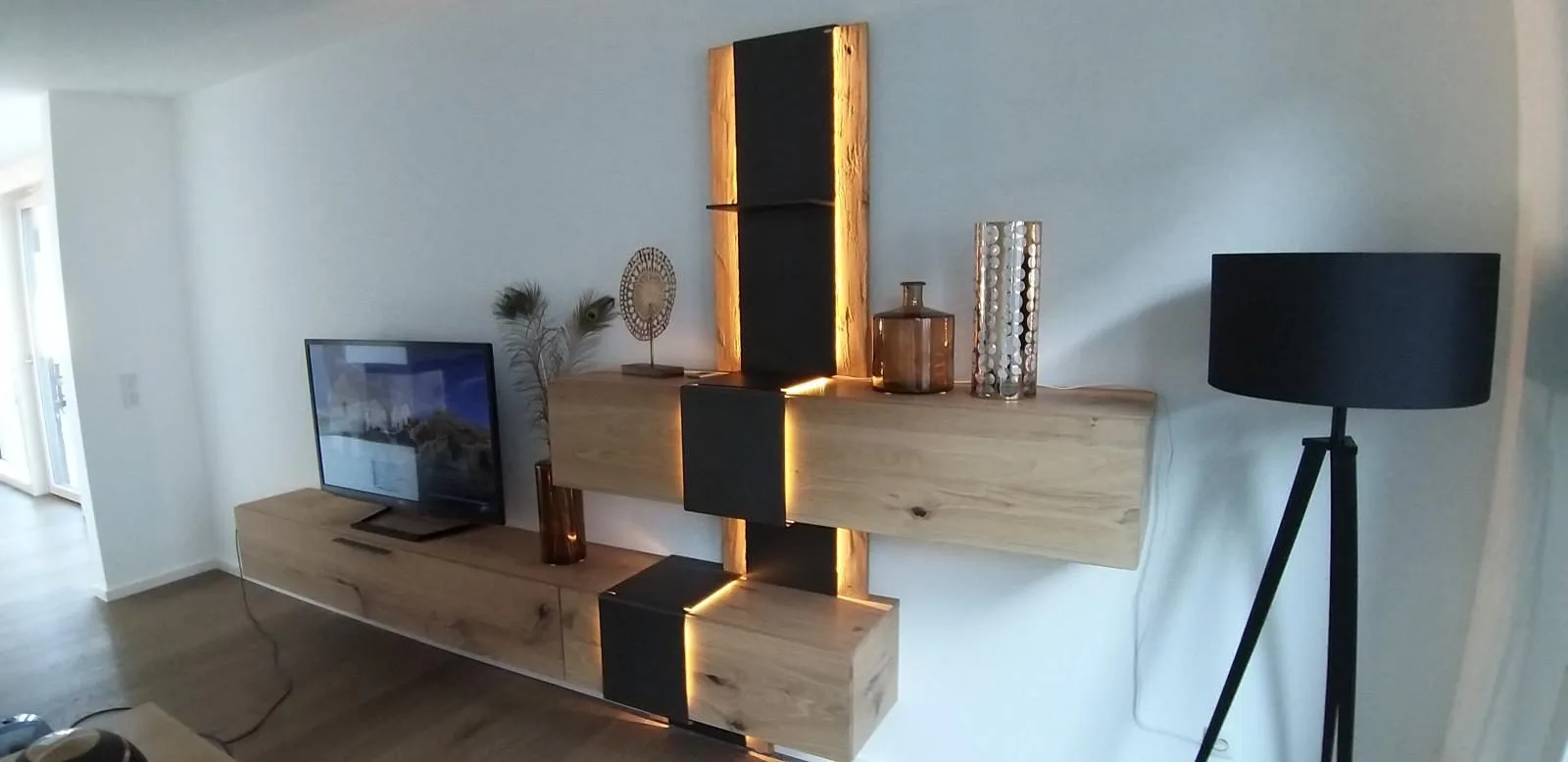 Beleuchtete Wohnwand aus Eiche und Metall