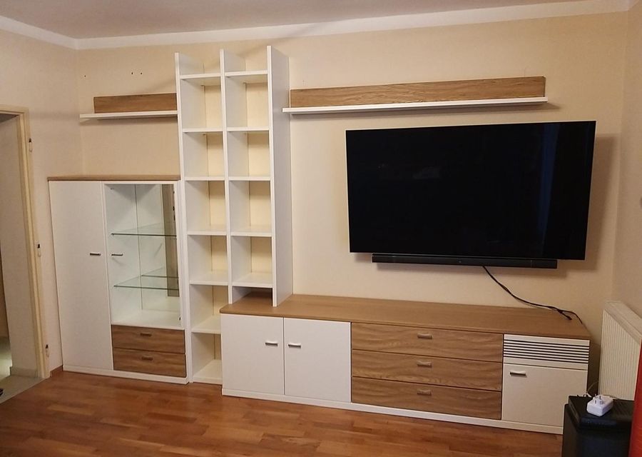Wohnwand in Weiß und Eiche mit Regal und Lowboard