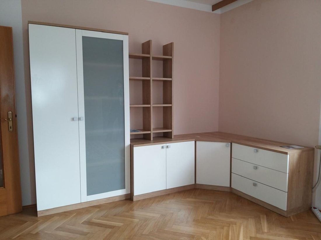 Arbeitszimmer mit Schrank, Regal und Eckkommode